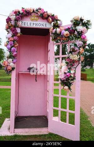 Una cabina telefonica rosa decorata con fiori adorna il prato del Castello Pejacevic recentemente ristrutturato a Virovitica, Croazia, il 2 settembre 2022. Foto: Damir Spehar/PIXSELL Foto Stock