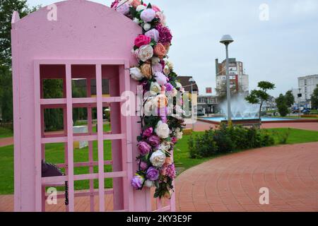 Una cabina telefonica rosa decorata con fiori adorna il prato del Castello Pejacevic recentemente ristrutturato a Virovitica, Croazia, il 2 settembre 2022. Foto: Damir Spehar/PIXSELL Foto Stock