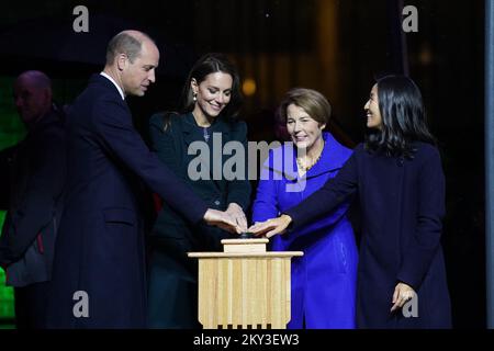 Il Principe e la Principessa del Galles (a sinistra) si uniscono al Sindaco di Boston, Michelle Wu (a destra), all'angolo degli altoparlanti fuori dal Municipio di Boston, USA, per iniziare il conto alla rovescia per la cerimonia dei Premi Earthshot, illuminando il Municipio di Boston e i punti di riferimento nel verde della città. Data immagine: Mercoledì 30 novembre 2022. Foto Stock