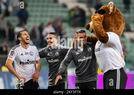 Varsavia, Polonia. 08th Ott 2022. Yuri Ribeiro, Josue Pesqueira, Carlos Daniel Lopez Huesca 'Carlitos' di Legia e Mis Kazek la mascotte ufficiale di Legia Warszawa è vista durante la partita della PKO Ekstraklasa League tra Legia Warszawa e Warta Poznan allo Stadio municipale Maresciallo Jozef Pilsudski Legia di Varsavia. Punteggio finale; Legia Warszawa 1:0 Warta Poznan. (Foto di Mikolaj Barbanell/SOPA Images/Sipa USA) Credit: Sipa USA/Alamy Live News Foto Stock