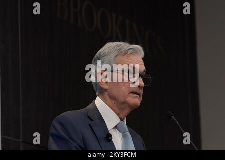 Washington, Stati Uniti. 30th Nov 2022. Il presidente della FEDERAL Reserve americana Jerome Powell parla dell'economia e del cambiamento del mercato del lavoro durante una discussione odierna il 30 novembre 2022 al Brookings Institute/Think Tank di Washington DC, USA. (Foto di Lenin Nolly/Sipa USA) Credit: Sipa USA/Alamy Live News Foto Stock