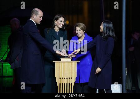 Il Principe e la Principessa del Galles (a sinistra) si uniscono al Sindaco di Boston, Michelle Wu (a destra), all'angolo degli altoparlanti fuori dal Municipio di Boston, USA, per iniziare il conto alla rovescia per la cerimonia dei Premi Earthshot, illuminando il Municipio di Boston e i punti di riferimento nel verde della città. Data immagine: Mercoledì 30 novembre 2022. Foto Stock