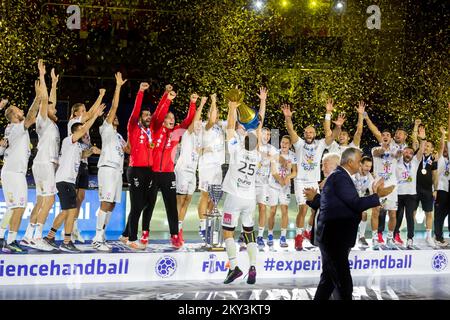 I giocatori di Telekom Veszprem ricevono il trofeo per il primo posto alla SEHA Final 4 2022 tra il 04 settembre 2022 alla sala sportiva Cosic di Kresimir a Zadar, in Croazia. Foto di Sime Zelic/PIXSELL Foto Stock