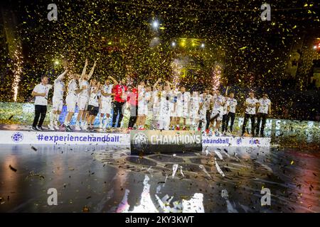 I giocatori di Telekom Veszprem ricevono il trofeo per il primo posto alla SEHA Final 4 2022 tra il 04 settembre 2022 alla sala sportiva Cosic di Kresimir a Zadar, in Croazia. Foto di Sime Zelic/PIXSELL Foto Stock