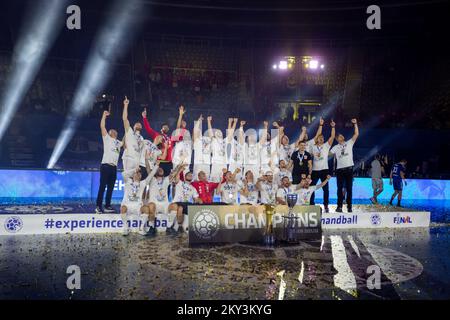 I giocatori di Telekom Veszprem ricevono il trofeo per il primo posto alla SEHA Final 4 2022 tra il 04 settembre 2022 alla sala sportiva Cosic di Kresimir a Zadar, in Croazia. Foto di Sime Zelic/PIXSELL Foto Stock