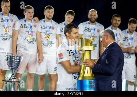 I giocatori di Telekom Veszprem ricevono il trofeo per il primo posto alla SEHA Final 4 2022 tra il 04 settembre 2022 alla sala sportiva Cosic di Kresimir a Zadar, in Croazia. Foto di Sime Zelic/PIXSELL Foto Stock