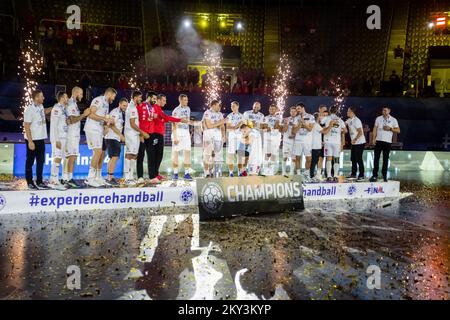 I giocatori di Telekom Veszprem ricevono il trofeo per il primo posto alla SEHA Final 4 2022 tra il 04 settembre 2022 alla sala sportiva Cosic di Kresimir a Zadar, in Croazia. Foto di Sime Zelic/PIXSELL Foto Stock