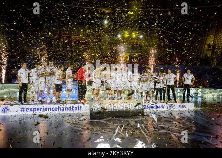 I giocatori di Telekom Veszprem ricevono il trofeo per il primo posto alla SEHA Final 4 2022 tra il 04 settembre 2022 alla sala sportiva Cosic di Kresimir a Zadar, in Croazia. Foto di Sime Zelic/PIXSELL Foto Stock