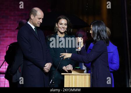 Il Principe e la Principessa del Galles (a sinistra) si uniscono al Sindaco di Boston, Michelle Wu (a destra), all'angolo degli altoparlanti fuori dal Municipio di Boston, USA, per iniziare il conto alla rovescia per la cerimonia dei Premi Earthshot, illuminando il Municipio di Boston e i punti di riferimento nel verde della città. Data immagine: Mercoledì 30 novembre 2022. Foto Stock