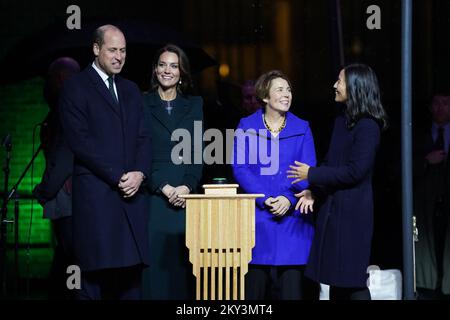 Il Principe e la Principessa del Galles (a sinistra) si uniscono al Sindaco di Boston, Michelle Wu (a destra), all'angolo degli altoparlanti fuori dal Municipio di Boston, USA, per iniziare il conto alla rovescia per la cerimonia dei Premi Earthshot, illuminando il Municipio di Boston e i punti di riferimento nel verde della città. Data immagine: Mercoledì 30 novembre 2022. Foto Stock