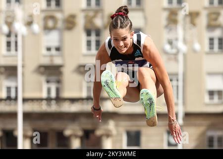 ZAGABRIA, CROAZIA - 09 SETTEMBRE: Paola Borovic di Croazia compete nel Triple Jump femminile durante il World Athletics Continental Tour Gold 2022 - 72nd Boris Hanzekovic Memorial a Ban Josip Jelacic Square il 9 settembre 2022 a Zagabria, Croazia. Foto di Goran Stanzl/PIXSELL Foto Stock