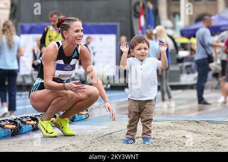 ZAGABRIA, CROAZIA - 09 SETTEMBRE: Paola Borovic toglie un bambino da una sabbia in Triple Jump femminile durante il World Athletics Continental Tour Gold 2022 - 72nd Boris Hanzekovic Memorial a Ban Josip Jelacic Square il 9 settembre 2022 a Zagabria, Croazia. Foto di Goran Stanzl/PIXSELL Foto Stock