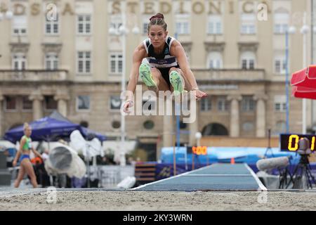 ZAGABRIA, CROAZIA - 09 SETTEMBRE: Paola Borovic di Croazia compete nel Triple Jump femminile durante il World Athletics Continental Tour Gold 2022 - 72nd Boris Hanzekovic Memorial a Ban Josip Jelacic Square il 9 settembre 2022 a Zagabria, Croazia. Foto di Goran Stanzl/PIXSELL Foto Stock