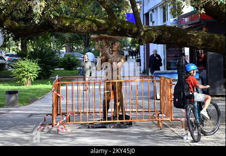 In via Petar Kresimir IV, è stata posta una scultura insolita, che sembra sostenere un ramo spesso di un vecchio albero. La scultura chiamata Padre e Figlio è opera dello scultore accademico Tomislav Krsnjavi, la sua costruzione e installazione in quel luogo è stata finanziata dalla città di Slavonski Brod., a Slavonski Brod, Croazia, il 20 settembre. Foto: Ivica Galovic/PIXSELL Foto Stock