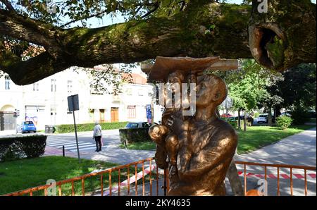 In via Petar Kresimir IV, è stata posta una scultura insolita, che sembra sostenere un ramo spesso di un vecchio albero. La scultura chiamata Padre e Figlio è opera dello scultore accademico Tomislav Krsnjavi, la sua costruzione e installazione in quel luogo è stata finanziata dalla città di Slavonski Brod, in Slavonski Brod, Croazia, il 20 settembre. Foto: Ivica Galovic/PIXSELL Foto Stock