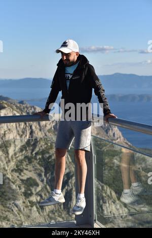 I turisti che visitano lo Skywalk Biokovo, attrazione in alto nel Parco Naturale di Biokovo, in Croazia, il 21 settembre 2022. Questo â€œheavenly promenadeâ€ a forma di ferro di cavallo fuori dalla scogliera e con una superficie di vetro torri sopra Makarska a un'altezza di 1228 metri. Foto: Matko Begovic/HaloPix/PIXSELL Foto Stock