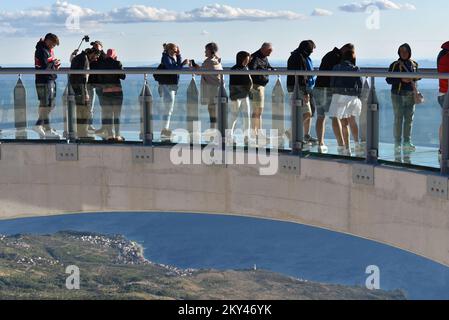 I turisti che visitano lo Skywalk Biokovo, attrazione in alto nel Parco Naturale di Biokovo, in Croazia, il 21 settembre 2022. Questo â€œheavenly promenadeâ€ a forma di ferro di cavallo fuori dalla scogliera e con una superficie di vetro torri sopra Makarska a un'altezza di 1228 metri. Foto: Matko Begovic/HaloPix/PIXSELL Foto Stock