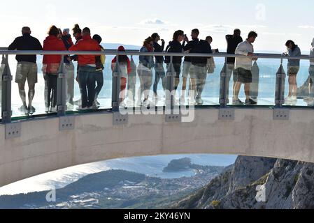 I turisti che visitano lo Skywalk Biokovo, attrazione in alto nel Parco Naturale di Biokovo, in Croazia, il 21 settembre 2022. Questo â€œheavenly promenadeâ€ a forma di ferro di cavallo fuori dalla scogliera e con una superficie di vetro torri sopra Makarska a un'altezza di 1228 metri. Foto: Matko Begovic/HaloPix/PIXSELL Foto Stock