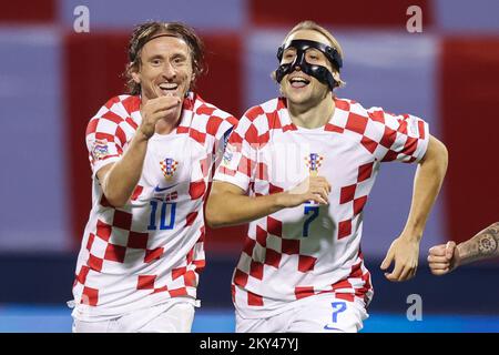 ZAGABRIA, CROAZIA - 22 SETTEMBRE: Lovro Majer di Croazia festeggia con il compagno di squadra Luka Modric dopo aver segnato il secondo gol della squadra durante la UEFA Nations League Una partita di Gruppo 1 tra Croazia e Danimarca allo Stadion Maksimir il 22 settembre 2022 a Zagabria, Croazia. Foto: Goran Stanzl/PIXSELL Foto Stock