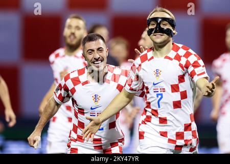 ZAGABRIA, CROAZIA - 22 SETTEMBRE: Lovro Majer di Croazia festeggia con i compagni di squadra Josip Juranovic dopo aver segnato il secondo gol del loro fianco durante la UEFA Nations League Una partita di Gruppo 1 tra Croazia e Danimarca allo Stadion Maksimir il 22 settembre 2022 a Zagabria, Croazia. Foto: Goran Stanzl/PIXSELL Foto Stock