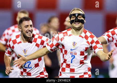 ZAGABRIA, CROAZIA - 22 SETTEMBRE: Lovro Majer di Croazia festeggia con il compagno di squadra Josip Juranovic dopo aver segnato il secondo gol del loro fianco durante la UEFA Nations League Una partita di Gruppo 1 tra Croazia e Danimarca allo Stadion Maksimir il 22 settembre 2022 a Zagabria, Croazia. Foto: Goran Stanzl/PIXSELL Foto Stock