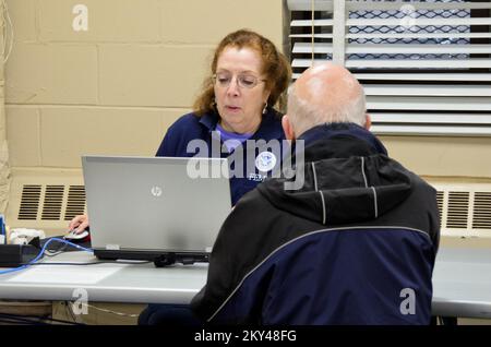 Roxbury, N.Y., 16 gennaio 2013 il centro di recupero di disastri FEMA di Fort Tilden Park a Roxbury, NY è ancora aperto per assistere i sopravvissuti all'uragano Sandy. Diversi partner FEMA sono qui presenti per fornire assistenza one-stop ai residenti colpiti dalla tempesta, tra cui la Small Business Administration (SBA), Housing & Urban Development (HUD), il New York state Department of Motor Vehicles e l'ufficio postale degli Stati Uniti. Aragon/FEMA. L'uragano Sandy di New York. Fotografie relative a disastri e programmi, attività e funzionari di gestione delle emergenze Foto Stock