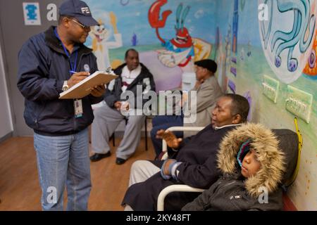 Far Rockaways, N.Y., 15 gennaio 2013 i team della FEMA Community Relations Neighborhood Task Force si trovano a far Rockaways, New York, per assistere i sopravvissuti all'uragano Sandy. Le squadre sono composte da specialisti di assistenza individuale, specialisti di relazioni con la comunità e collaborazioni con le agenzie di volontariato. Andrea Booher/FEMA. L'uragano Sandy di New York. Fotografie relative a disastri e programmi, attività e funzionari di gestione delle emergenze Foto Stock