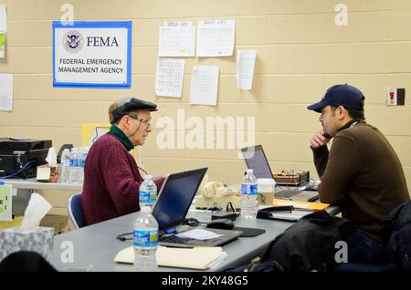 Roxbury, N.Y., 16 gennaio 2013 il centro di recupero di disastri FEMA di Fort Tilden Park a Roxbury, NY è ancora aperto per assistere i sopravvissuti all'uragano Sandy. Diversi partner FEMA sono qui presenti per fornire assistenza one-stop ai residenti colpiti dalla tempesta, tra cui la Small Business Administration (SBA), Housing & Urban Development (HUD), il New York state Department of Motor Vehicles e l'ufficio postale degli Stati Uniti. Aragon/FEMA. L'uragano Sandy di New York. Fotografie relative a disastri e programmi, attività e funzionari di gestione delle emergenze Foto Stock