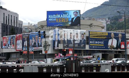 I manifesti dei candidati possono essere visti per strada prima delle elezioni generali a Sarajevo, in Bosnia-Erzegovina, il 27 settembre 2022. Si avvicina la giornata delle elezioni in Bosnia-Erzegovina, che si terrà il 2 ottobre. Foto: Armin Durgut/PIXSELL Foto Stock