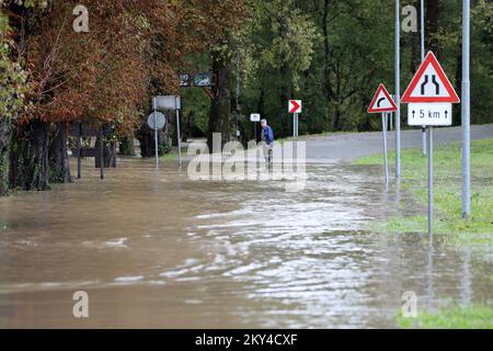 La forte pioggia provocò l'ascesa del fiume Kupa e dei suoi affluenti, che di nuovo uscivano dai loro letti e allagavano i villaggi e le strade circostanti, a Brod na Kupi, in Croazia, il 29 settembre 2022. Foto: Goran Kovacic/PIXSELL Foto Stock