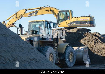 Queens, N.Y., 18 gennaio 2013 i detriti dell'uragano Sandy vengono processati presso il Jacob Riis Park di Rockaway, N.Y. dove gli Stati Uniti Il corpo degli ingegneri dell'esercito lavora per smistarlo in pile per riciclarlo. La sabbia contenente i detriti viene pulita dalle macchine setacciatrici e impilata nelle piramidi prima di essere restituita alle spiagge. La FEMA fornisce finanziamenti per la rimozione dei detriti attraverso il programma di assistenza pubblica. K.C.WILSEY/FEMA. L'uragano Sandy di New York. Fotografie relative a disastri e programmi, attività e funzionari di gestione delle emergenze Foto Stock