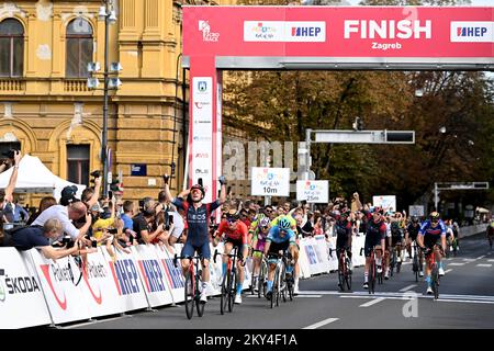 ZAGABRIA, CROAZIA - 02 OTTOBRE: Elia Viviani d'Italia e il Team Ineos Grenadiers al traguardo come vincitore della gara 7th CRO gara 2022 - tappa 6 da Sveta Nedelja a Zagabria il 2 ottobre 2022 a Zagabria, Croazia. Foto: Marko Lukunic/PIXSELL Foto Stock