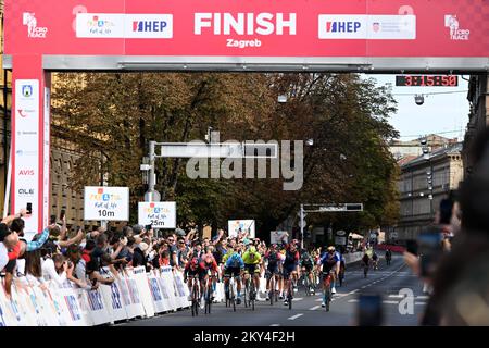 ZAGABRIA, CROAZIA - 02 OTTOBRE: Elia Viviani d'Italia e il Team Ineos Grenadiers al traguardo come vincitore della gara 7th CRO gara 2022 - tappa 6 da Sveta Nedelja a Zagabria il 2 ottobre 2022 a Zagabria, Croazia. Foto: Marko Lukunic/PIXSELL Foto Stock