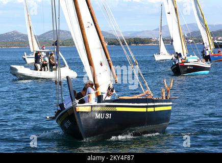 A Murter, in Croazia, nell'ambito delle 25th Giornate dell'Idro Latino, si è tenuta la 25th regata dell'Idro Latino, alla quale hanno partecipato oltre 70 imbarcazioni tradizionali su 02. Ottobre, 2022. Foto: Dusko Jaramaz/PIXSELL Foto Stock