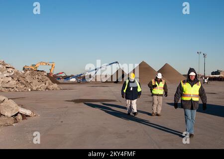 Queens, N.Y., 18 gennaio 2013 i detriti dell'uragano Sandy vengono processati presso il Jacob Riis Park di Rockaway, N.Y. dove gli Stati Uniti Il corpo degli ingegneri dell'esercito lavora per smistarlo in pile per riciclarlo. La sabbia contenente i detriti viene pulita dalle macchine setacciatrici e impilata nelle piramidi prima di essere restituita alle spiagge. La FEMA fornisce finanziamenti per la rimozione dei detriti attraverso il programma di assistenza pubblica. K.C.WILSEY/FEMA. L'uragano Sandy di New York. Fotografie relative a disastri e programmi, attività e funzionari di gestione delle emergenze Foto Stock