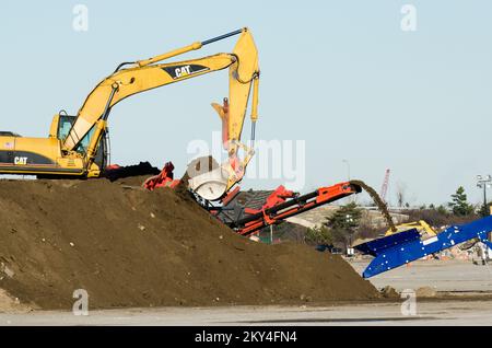 Queens, N.Y., 18 gennaio 2013 i detriti dell'uragano Sandy vengono processati presso il Jacob Riis Park di Rockaway, N.Y. dove gli Stati Uniti Il corpo degli ingegneri dell'esercito lavora per smistarlo in pile per riciclarlo. La sabbia contenente i detriti viene pulita dalle macchine setacciatrici e impilata nelle piramidi prima di essere restituita alle spiagge. La FEMA fornisce finanziamenti per la rimozione dei detriti attraverso il programma di assistenza pubblica. K.C.WILSEY/FEMA. L'uragano Sandy di New York. Fotografie relative a disastri e programmi, attività e funzionari di gestione delle emergenze Foto Stock