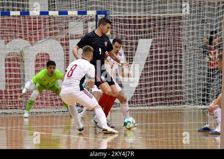 Luka Peric di Croazia e Balasz Rutai e Janos Rabl durante la partita di qualificazione della Coppa del mondo FIFA Futsal 2023 tra Croazia e Ungheria il 7 ottobre 2022, a Slavonski Brod, Croazia. Foto: Ivica Galovic/PIXSELL Foto Stock