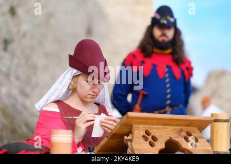 Il 15th° Festival delle Giornate medievali di Medvednica si è tenuto presso il Centro visitatori di Medvedgrad nel Parco Naturale di Medvednica, vicino Zagabria, in Croazia, il 8 ottobre 2022. Il Castello di Medvedgrad vicino Zagabria ha ospitato l'annuale Festival delle Giornate medievali questo fine settimana, aprendo le sue porte a cavalieri, nobiltà e il pubblico in generale. Foto: Tomislav Miletic/PIXSELL Foto Stock