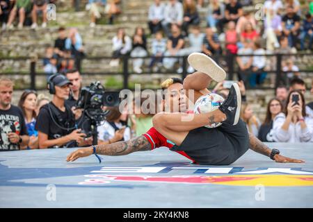 Le finali mondiali di Red Bull Street Style, il concorso di tecnica con la palla, si sono tenute nell'Arena di Pola, in Croazia, il 8 ottobre 2022. Foto: Srecko Niketic/PIXSELL Foto Stock