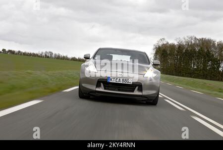 Il nuovo coupé sportivo giapponese Nissan 370Z cult ha le sue radici nel 1969 Datsun 240-Z. Il successore del modello 350Z ha il marchio 370Z perché è gestito da 3,7 litri V6 con 331 hp. È più potente, ma più economico. Oltre al cambio con 6 marce e alla funzione Syncro Rev Control per la prima volta, offrono un cambio automatico con sette marce fuori Infinity. Il nuovo „Z“ è più corto, più leggero e più veloce. Può passare da 0-100 km/h in 5 secondi e la velocità massima è di 250 km/h. Foto Stock