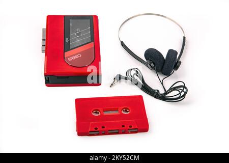 WALKMAN® rosso con cuffie e nastro isolati su sfondo luminoso Foto Stock