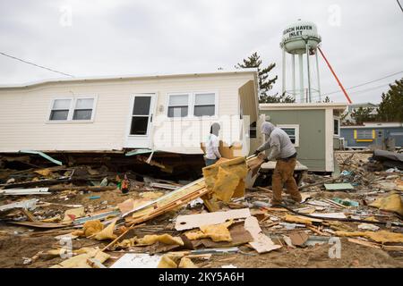Holgate, N.J., 22 febbraio 2013 i lavoratori edili scompongono e scaricano detriti da un parco di case mobili gravemente danneggiato dopo l'uragano Sandy. New Jersey Hurricane Sandy. Fotografie relative a disastri e programmi, attività e funzionari di gestione delle emergenze Foto Stock