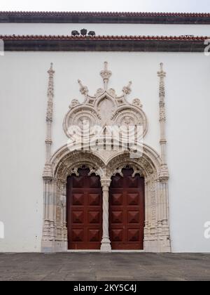 Porta laterale in stile manuelino di Igreja Matriz de São Sebastião, Ponta Delgada Foto Stock