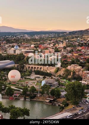 Tbilisi, Georgia - 07 23 2022: Vista aerea sul quartiere di Avlabari, capitale della Georgia, Tbilisi Tiflis con il fiume Mtkvari Kura, Rike Park Foto Stock