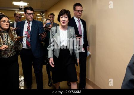 Washington, Stati Uniti. 30th Nov 2022. STATI UNITI Il senatore Susan Collins (R-ME) parla con i giornalisti vicino alla metropolitana del Senato. (Foto di Michael Brochstein/Sipa USA) Credit: Sipa USA/Alamy Live News Foto Stock