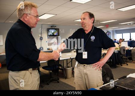 Forest Hills, N.Y., 15 aprile 2013 il Coordinating Officer federale Michael Byrne si congratula con David Hasemyer, specialista in strategia e messaggistica, dopo aver vinto il Premio Pulitzer 2013 per le relazioni sugli affari nazionali. Ashley Andujar/FEMA. L'uragano Sandy di New York. Fotografie relative a disastri e programmi, attività e funzionari di gestione delle emergenze Foto Stock