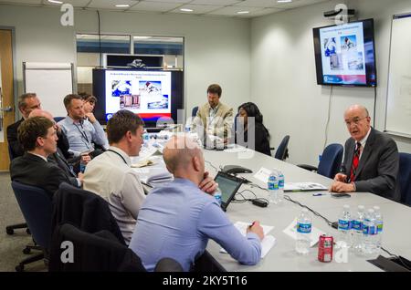 Queens, N.Y., 25 aprile 2013 la FEMA ha ospitato funzionari municipali e di gestione delle emergenze di Stoccolma, Svezia presso il JFO (New York Joint Field Office) per informarli sulle operazioni di ripristino di emergenza per l'uragano Sandy. Ken Curtin, Vice Coordinatore federale per il recupero delle catastrofi, discute le diverse fasi del recupero. K.C.WILSEY/FEMA. L'uragano Sandy di New York. Fotografie relative a disastri e programmi, attività e funzionari di gestione delle emergenze Foto Stock