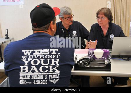 West, Texas, 4 maggio 2013 Clyde Brown Jr. E marcia Sayler, specialisti di servizi richiedenti dell'Agenzia federale per la gestione delle emergenze, assistono un residente locale colpito dalla recente esplosione di impianti di fertilizzanti. La FEMA collabora con partner locali, statali e federali per aiutare gli sforzi di recupero. Norman Lenburg/FEMA.. Fotografie relative a disastri e programmi, attività e funzionari di gestione delle emergenze Foto Stock