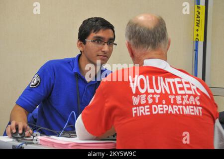 West, Texas, 4 maggio 2013 Ryan Hutson lavora nel Centro di recupero di emergenza della Federal Emergency Management Agency per assistere un residente locale colpito dalla recente esplosione dell'impianto di fertilizzanti. Hutson è membro del FEMA Corps di Queens, N.Y. La FEMA collabora con partner locali, statali e federali per aiutare gli sforzi di recupero nella città. Norman Lenburg/FEMA.. Fotografie relative a disastri e programmi, attività e funzionari di gestione delle emergenze Foto Stock