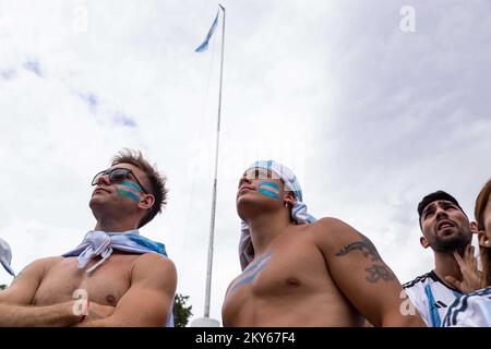 Buenos Aires, Buenos Aires, Argentina. 30th Nov 2022. L'Argentina sconfigge la Polonia per il matchday 3 del Gruppo C.Argentina ha sigillato il proprio passaggio al round del 16 dopo aver battuto la Polonia.con un gol dal centrocampista Alexis Mac Allister nella prima azione del secondo tempo e un altro da JuliÃ¡n Ãlvarez per sigillare il gioco nell'ultimo terzo, L'Argentina ha trovato sollievo e la strada per il round del 16 in Qatar 2002 come primo gruppo ad allinearsi con l'Australia sulla strada diritta verso l'obiettivo globale. (Credit Image: © Virginia Chaile/ZUMA Press Wire) Foto Stock